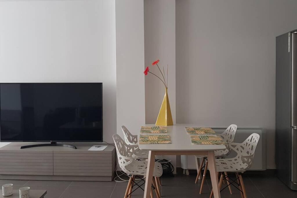 Hitech Apartment *